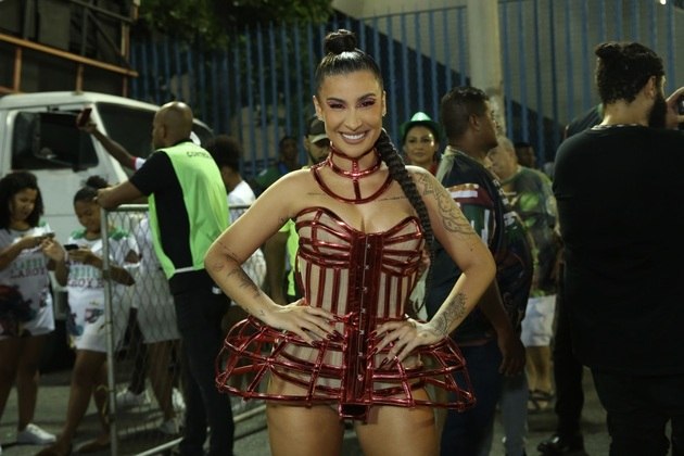 A empresária e influenciadora Bianca Andrade usou um modelito vermelho todo recortado para o ensaio da Grande Rio