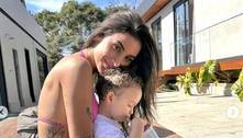 Bianca Andrade e o filho curtem piscina da mansão de R$ 18 milhões