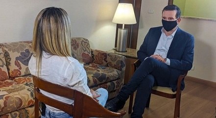 Bianca Dominguez em entrevista a Roberto Cabrini no "Domingo Espetacular"
