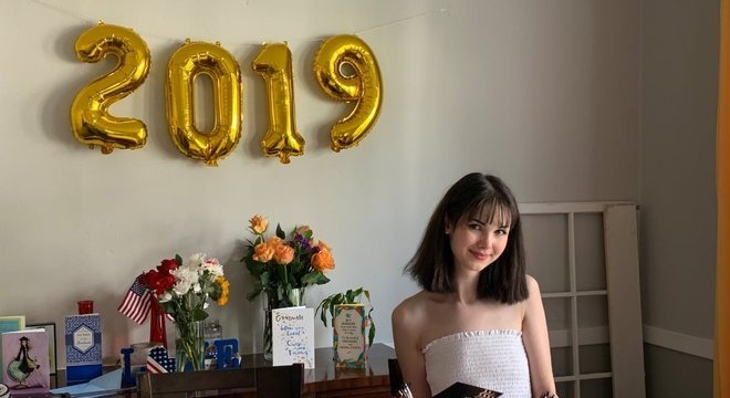 A jovem tinha se formado recentemente no ensino médio