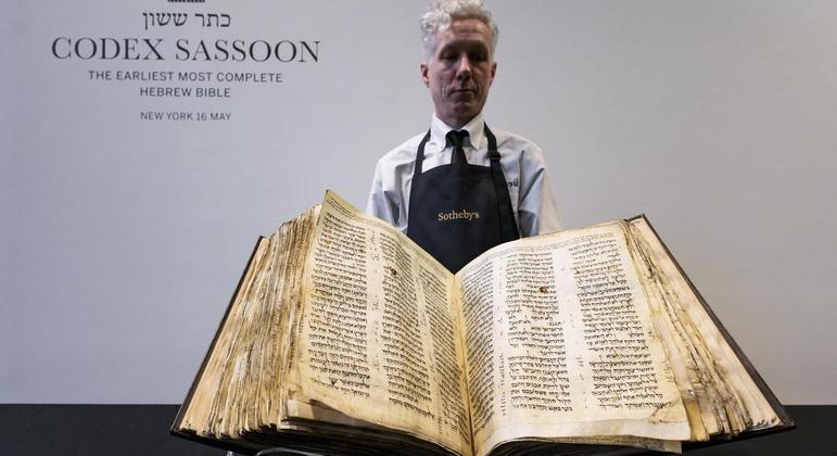 Se trata de uma Bíblia histórica datada aproximadamente do ano 900 e hoje é conhecida como Codex Sassoon por ter estado nas mãos de David Solomon Sassoon, o maior colecionador de manuscritos hebraicos e judaicos do século 21