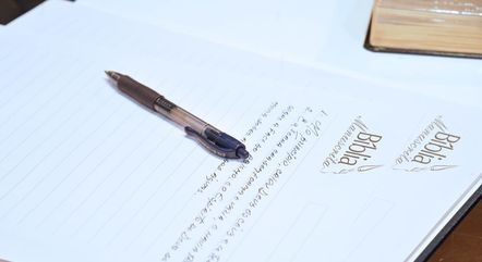 O início da Bíblia Manuscrita