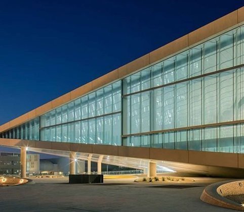 Biblioteca Nacional do Qatar - Com mais de 1 milhão de livros, além de coleções digitais, o espaço também chama atenção pela arquitetura. Fica na Education City e oferece atrações com entrada gratuita, como exposições de arte e espetáculos musicais. 