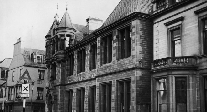Biblioteca pública construída por Carnegie na Escócia, seu país de origem; empresário escreveu 'evangelho' sobre filantropia