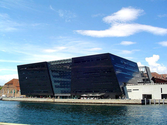 Biblioteca Real Dinamarquesa - Fica na capital Copenhague. Fundada em 1648 como biblioteca pública, absorveu a Biblioteca da  Universidade de Copenhague em 1989.  