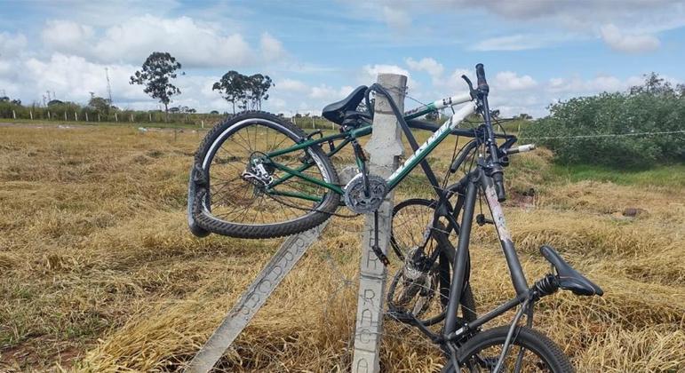 Bicicletas após atropelamento em Santa Maria, no Distrito Federal