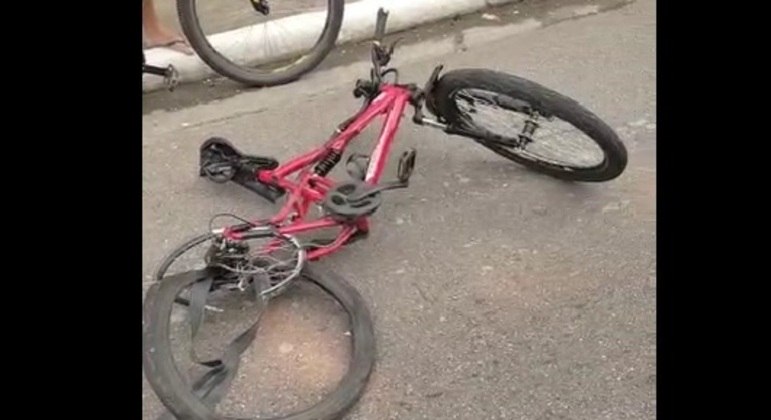 Bicicleta atingida em acidente