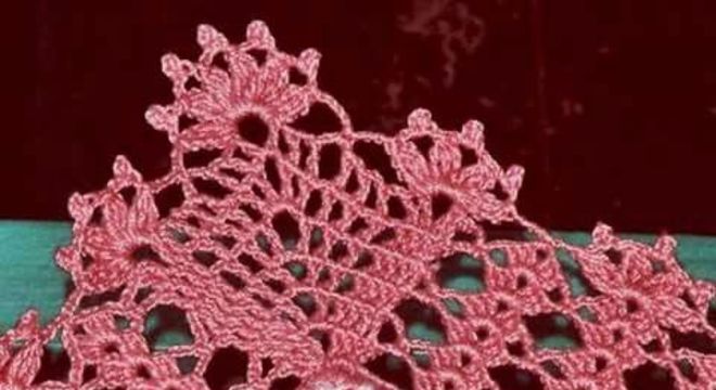 Bico de crochê com detalhes rosa 