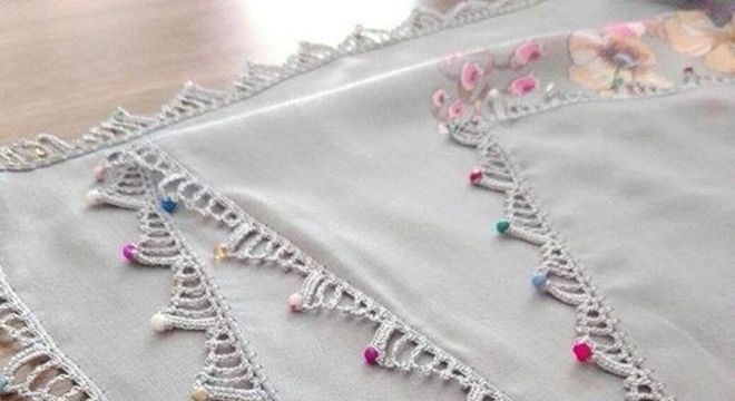 Bico de crochê com pedras coloridas