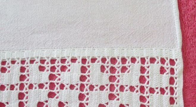 Bico de crochê na toalha 