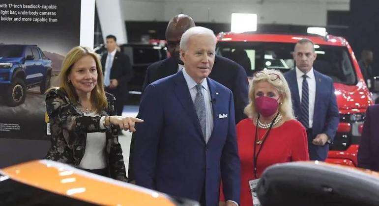 Biden visita o Salão de Detroit e privilegia atençao aos veículos elétricos da exposição