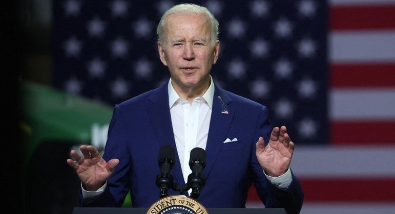 Joe Biden foi atingido por uma substância gosmenta em seu terno, perto de um broche com a bandeira dos Estados Unidos, durante discurso em celeiro de milho em Iowa