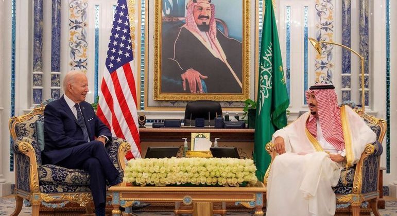 Biden em reunião com o rei saudita Salman bin Abdulaziz na sexta (15)