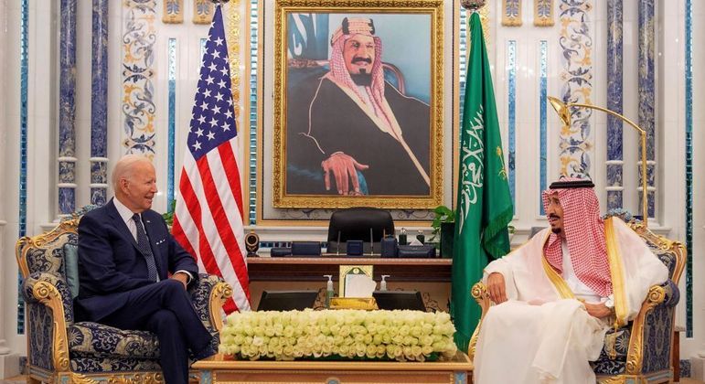 Joe Biden (à esquerda) em reunião com o rei saudita Salman bin Abdulaziz neste sábado (16)