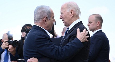 O presidente dos EUA, Joe Biden, desembarcou em Israel e foi recebido por Benjamin Netanyahu