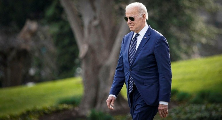 O presidente dos EUA, Joe Biden, caminha no gramado sul da Casa Branca, em Washington