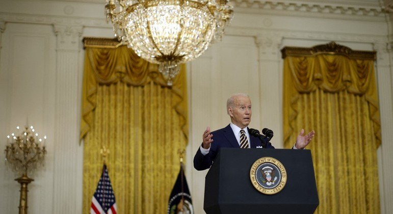 O presidente Joe Biden fala com repórteres durante uma entrevista coletiva na Casa Branca