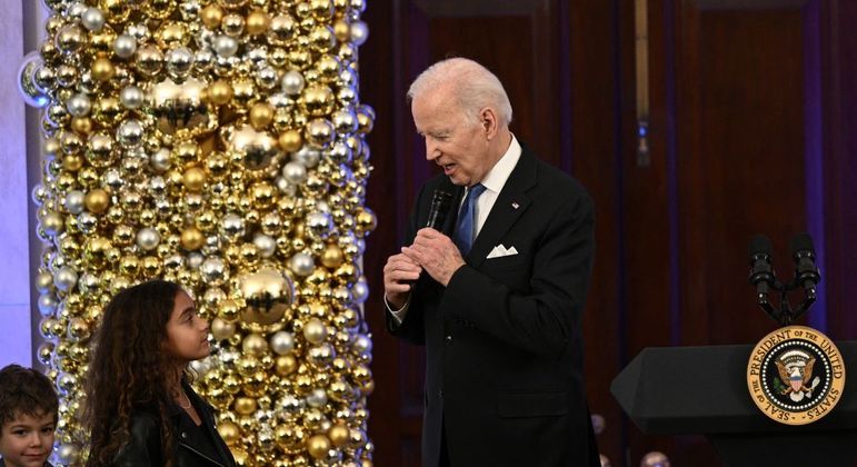 Joe Biden conversa com participantes na Casa Branca durante recepção do Hanukkah