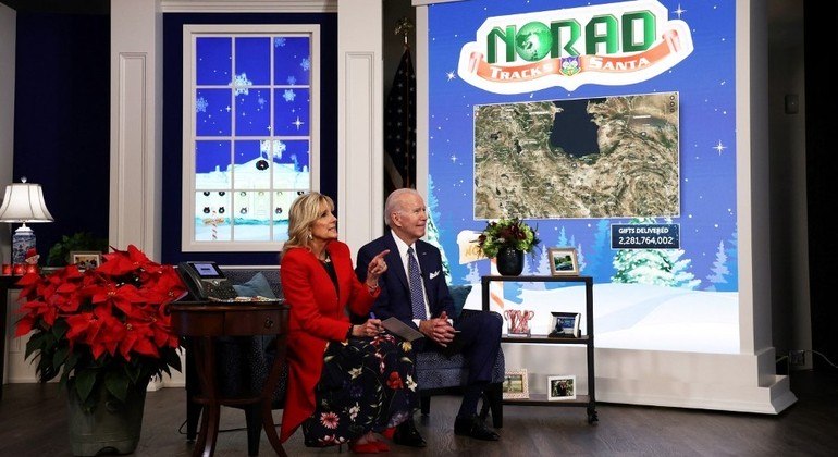 Jill e Joe Biden participam de um evento para rastrear o caminho do Papai Noel 