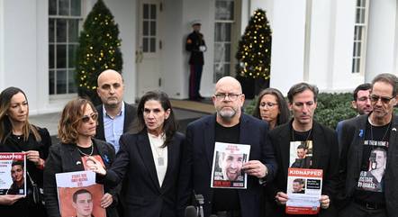 Familiares de reféns americanos detidos pelo Hamas falam à imprensa em frente à Casa Branca