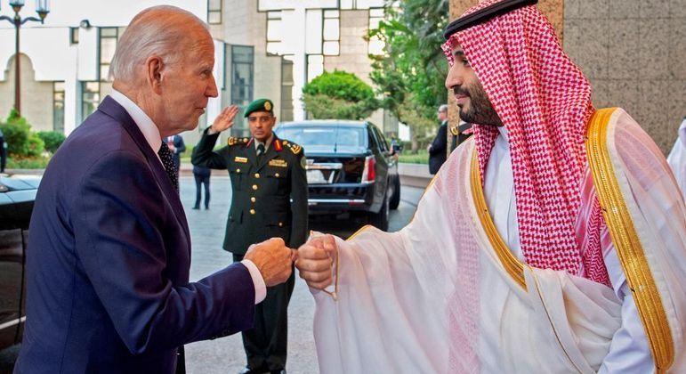 Biden cumprimenta o príncipe Salman, na semana passada, na Arábia Saudita
