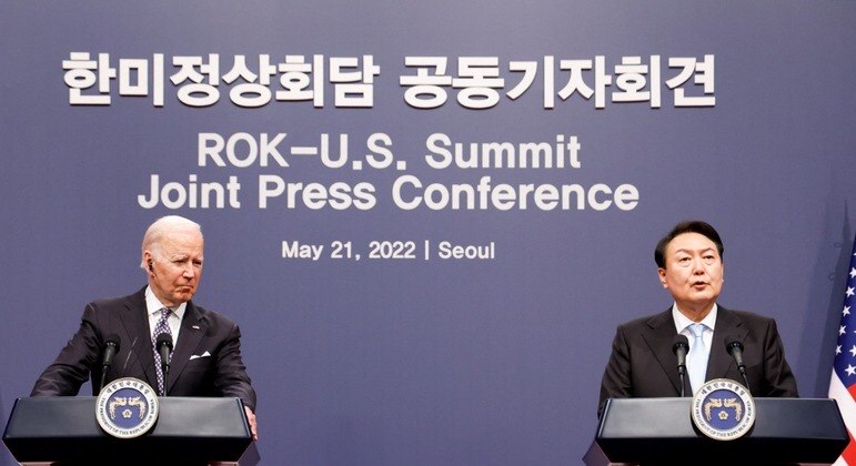 O presidente dos EUA e o presidente sul-coreano Yoon Suk-youl em coletiva de imprensa
