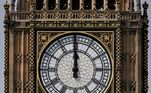 Após cinco longos anos de restauração, o Big Ben de Londres, o relógio mais famoso do mundo, sairá oficialmente do silêncio no próximo domingo (13) para marcar mais uma vez o ritmo dos dias na capital britânica. Com seu imenso sino de 13,7 toneladas, o grande relógio que domina o Parlamento britânico retomará sua atividade normal após uma limpeza completa das mais de mil peças que compõem seu mecanismo