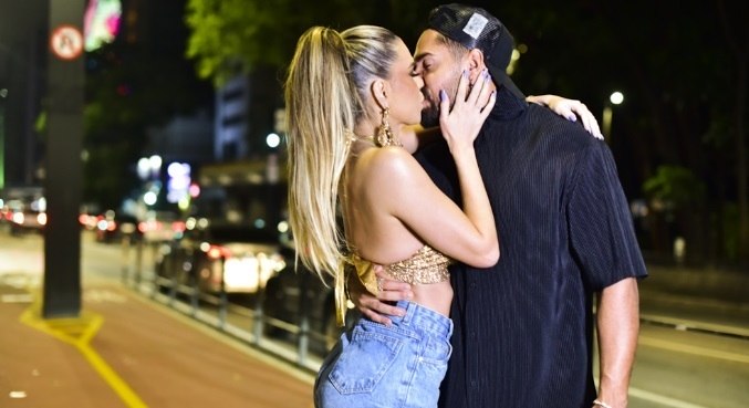 Em meio à avenida Paulista, Bil Araújo e Erika Schneider posaram coladinhos