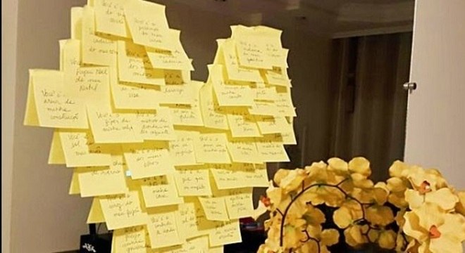 Bilhetes com frases de amor colados no espelho para o dia dos namorados