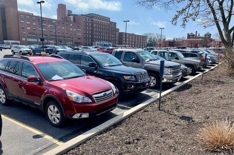 Funcionários de hospital recebem bilhetes de apoio em seus carros