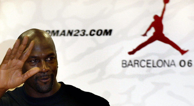 Michael Jordan (1.498º) é um dos maiores ícones do basquete. O americano atuou nas quadras de 1984 a 2003, mas até hoje consegue desfrutar o retorno financeiro que o esporte lhe deu. Empresário, ele possui um patrimônio líquido de 2 bilhões de dólares, o que chega a R$ 10,11 bilhões