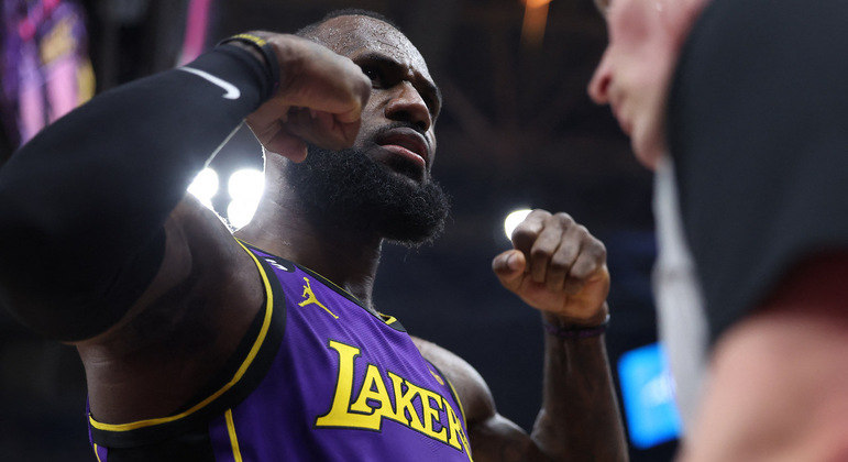 Um dos principais nomes do Lakers, LeBron James (2.386º) apareceu pela primeira vez na lista americana. O jogador, que atua como ala, acumula 1 bilhão de dólares, cerca de R$ 5,05 bilhões na atual cotação. A fortuna do americano é justificada, já que só o salário pela equipe de basquete é de 44,47 milhões de dólares (R$ 224,72 milhões)