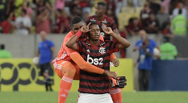 Bill foi o autor do gol da viória do Flamengo sobre o Volta Redonda no Maracanã