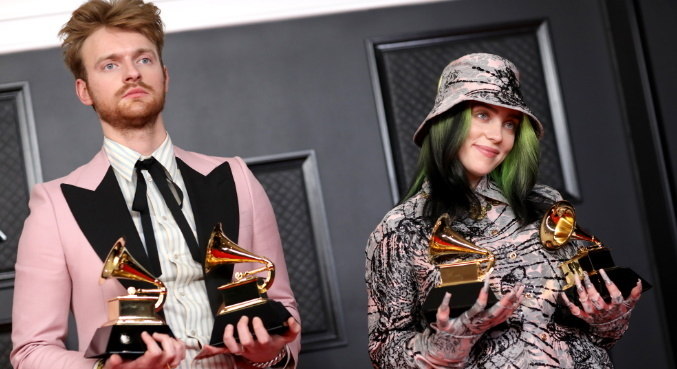 Finneas e Billie Eilish com seus prêmios no Grammy 2021
