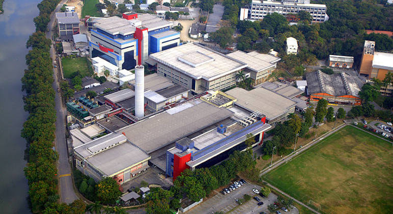 Fábrica da Fiocruz em Bio-Manguinhos, no Rio de Janeiro, também produz vacinas para o SUS