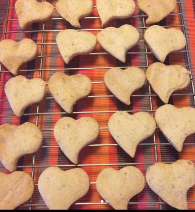 Biscoitos amanteigadosEles são fáceis de fazer e podem ser vendidos em embalagens mais simples, como sacos plásticos, ou mais elaboradas, como latas e saquinhos de tecido que você mesmo pode fazer. É fácil encontrar na internet receitas que levam especiarias, como gengibre e canela, mel ou castanhas, por exemplo. Vale investir em cortadores de biscoito com formatos temáticos, como Natal, pets, coração, entre outros, que podem ser encontrados em qualquer loja de produtos para confeitaria