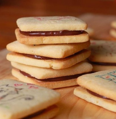 Biscoito recheado - Tem muita gordura e muito açúcar. O Passatempo, por exemplo: em 3 biscoitos (30g), há 4 gramas de gordura e 21g de carboidrato, sendo 6g de açúcar. Não tem praticamente fibras.  