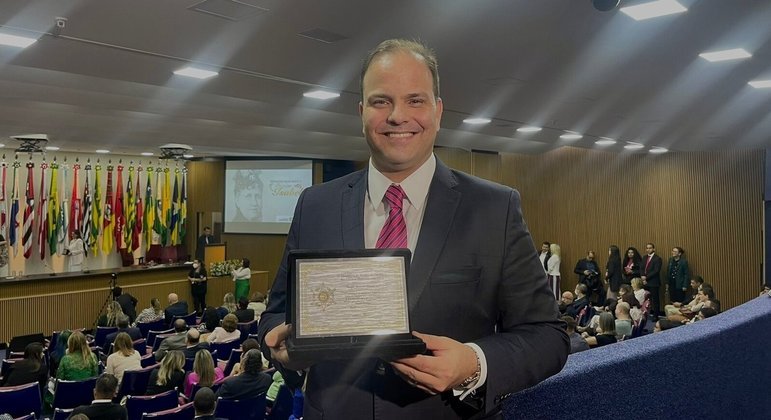 Bispo Celso Bezerra Júnior recebeu a homenagem nesta segunda-feira