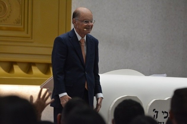 Bispo Edir Macedo fala com fiéis durante inauguração do novo templo da Universal