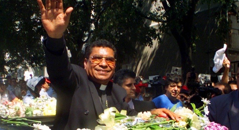 Bispo Ximenes Belo é recebido com flores em visita a Portugal, em 1999
