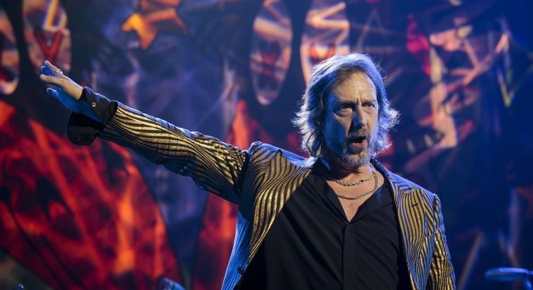O cantor Chris Robinson no início do show do Black Crowes em São Paulo, na terça (14)