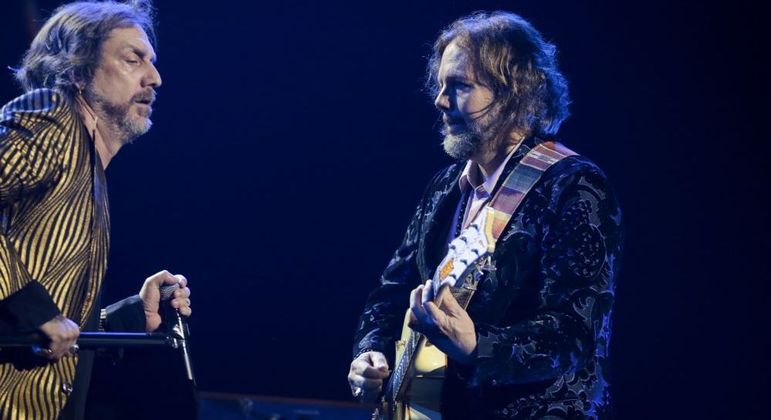 Os irmãos Robinson tocam seus hits para uma casa de shows lotada em São Paulo