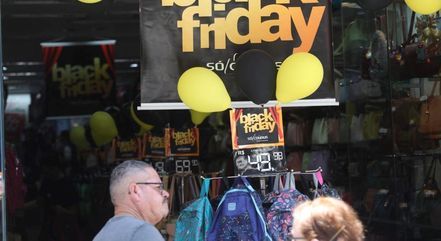 Consumidores fazem pesquisas na Black Friday