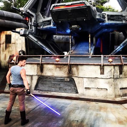 Fã declarado de Disney e de Star Wars, o artista costuma visitar parques temáticos com direito a usar figurinos inspirados nos filmes e séries
