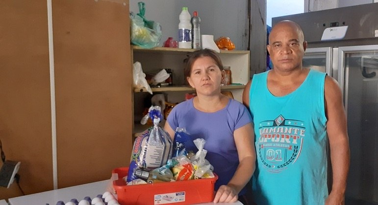 Blanca e Geova, que vivem de doações sem poder vender açaí em São Paulo