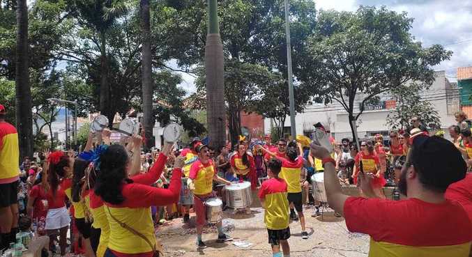 Crianças, idosos e adultos puderam curtir o bloco Besourinhos no bairro Floresta
