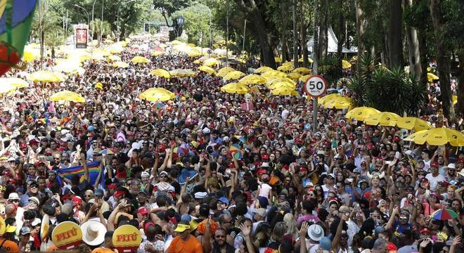 Coronavírus deve preocupar quem vai a blocos do pós-Carnaval?