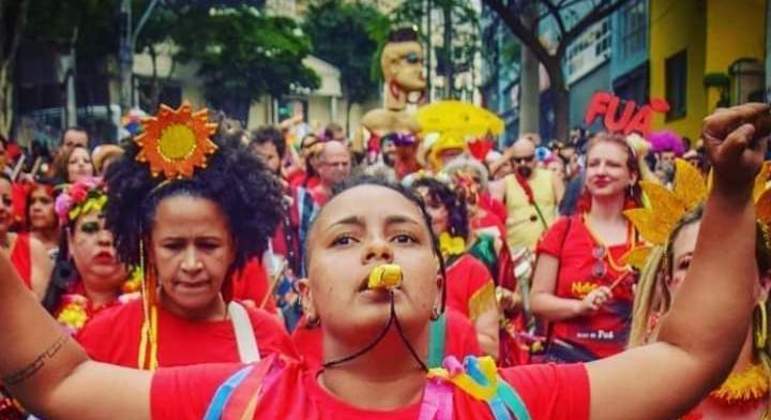 Proposta é que blocos saiam a pé, sem caminhões de som, e sejam comunitários