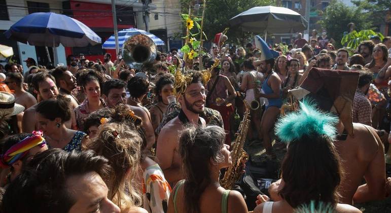 Mesmo com restrições, foliões se reúnem em blocos de Carnaval em São Paulo