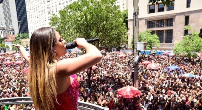 A cantora Lexa puxa seu bloco no Centro do Rio de Janeiro